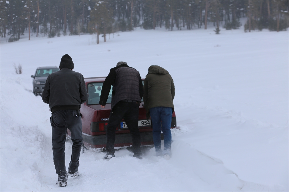 Erzurum'da kar ve tipi yaşamı olumsuz etkiliyor
