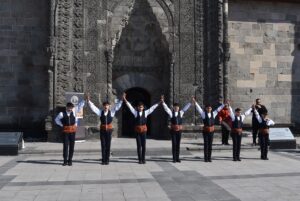 ERZURUM (AA) – Erzurum'da, atık malzemeleri kullanarak tablo yapan kadınlar,