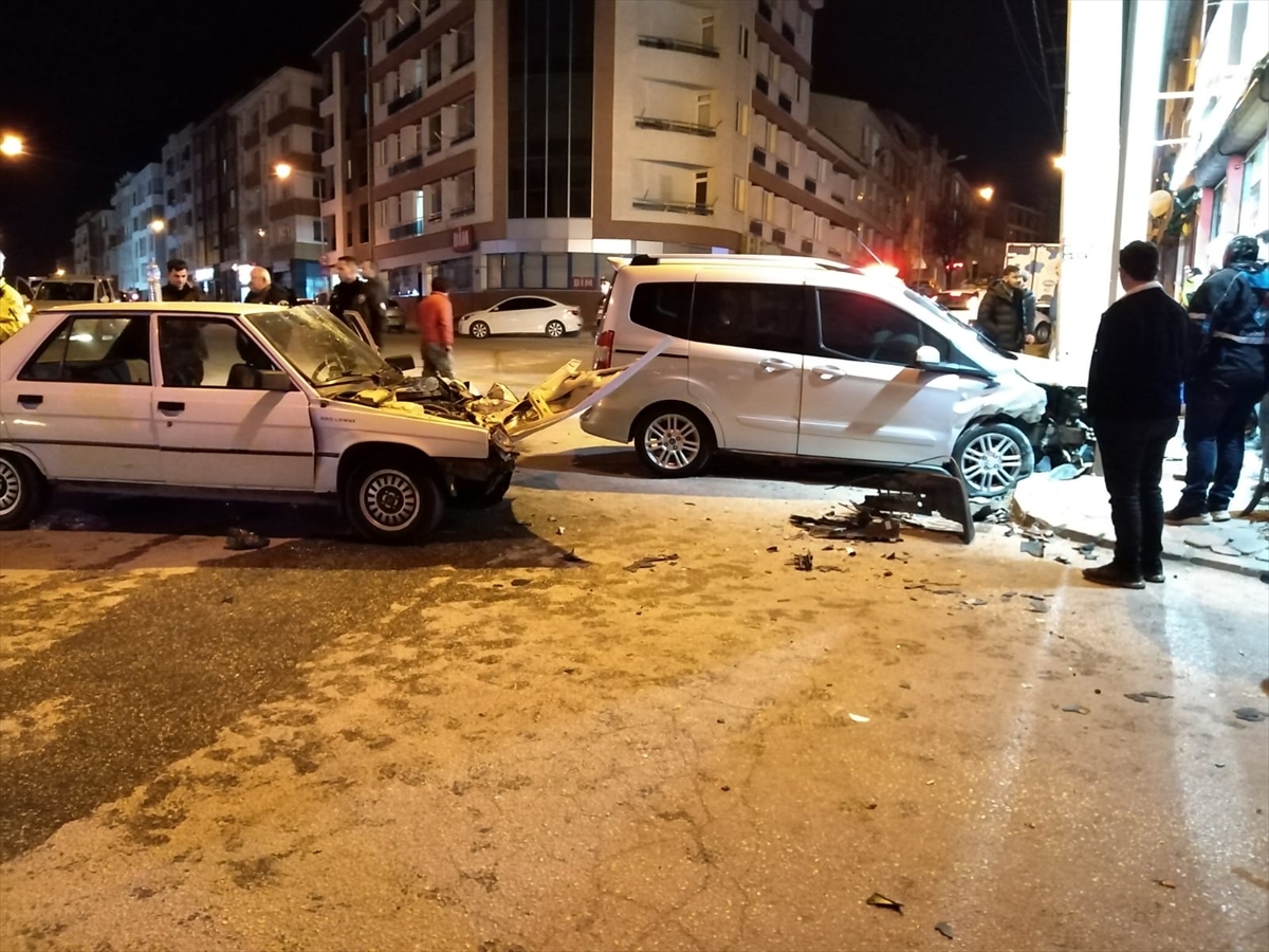 Eskişehir'de hafif ticari araçla çarpışan otomobildeki 6 kişi yaralandı