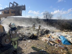 İSTANBUL (AA) – İstanbul Eyüpsultan'da bir fabrikanın bahçesinde atık malzemelerin