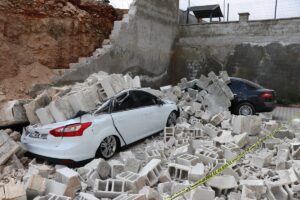 GAZİANTEP (AA) – Gaziantep'in Şahinbey ilçesindeki bir apartmanın istinat duvarının