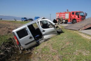 HATAY (AA) – Hatay'ın Kırıkhan ilçesinde hafif ticari araçla kamyonun