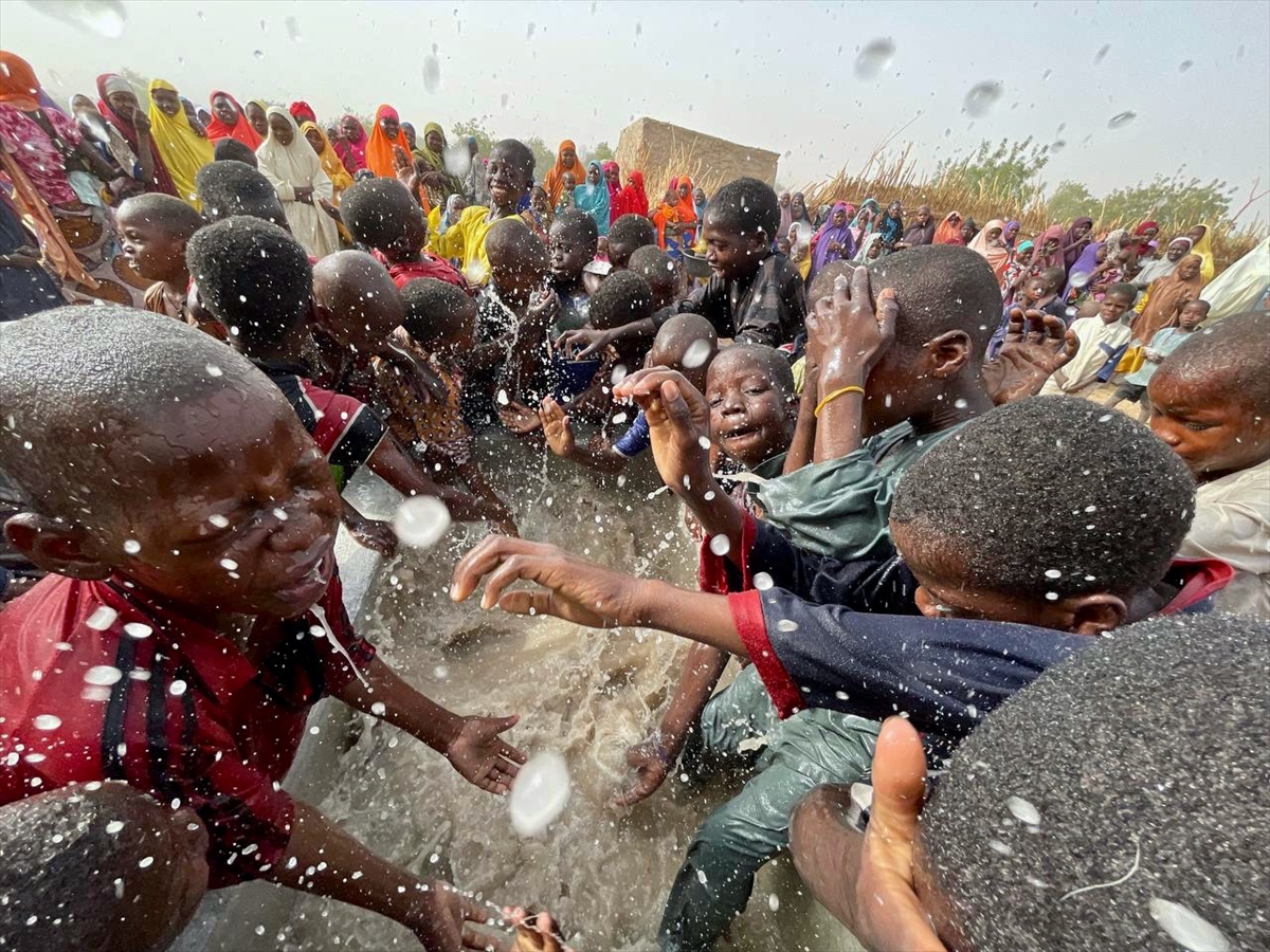 Hayırseverlerin bağışlarıyla açılan su kuyuları Afrikalılara “can suyu” oluyor