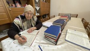 KARABÜK (AA) – Karabük'te hediye verilen ajandayı değerlendirmek için günlük