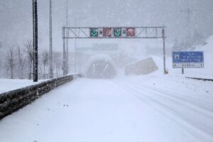 KASTAMONU (AA) – Ilgaz Dağı'nda yoğun sis ve kar, hayatı