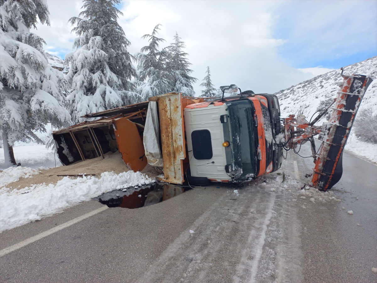 Isparta'da devrilen kar küreme aracındaki 2 kişi yaralandı