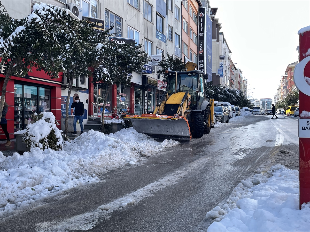 GÜNCELLEME – Isparta'da yoğun kar yağışı nedeniyle elektrik kesintisi yaşanıyor