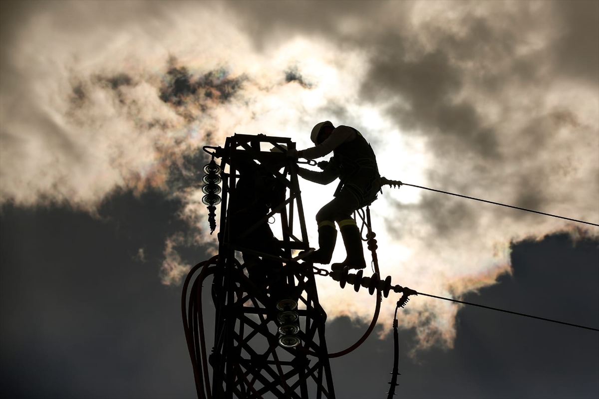 Isparta'daki elektrik arızalarına 400 personelle müdahale ediliyor