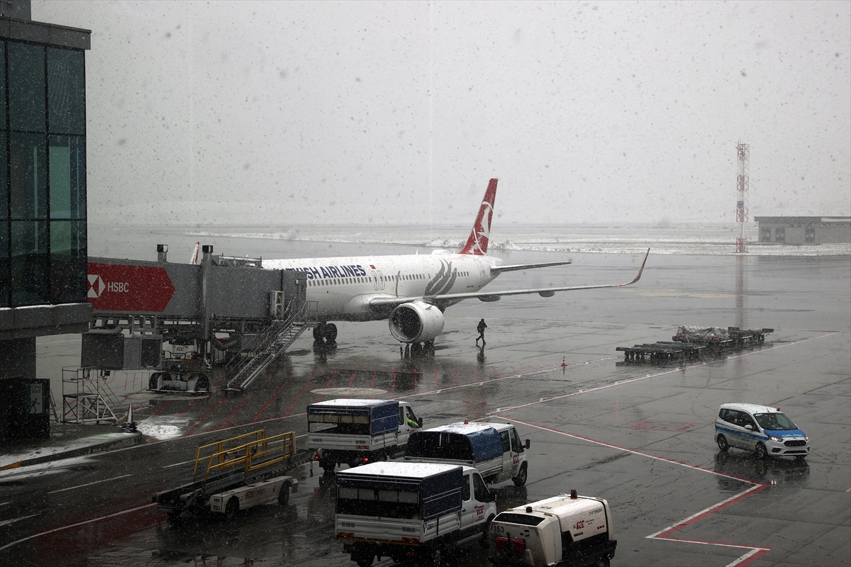 İstanbul havalimanlarında uçuşlar sorunsuz devam ediyor