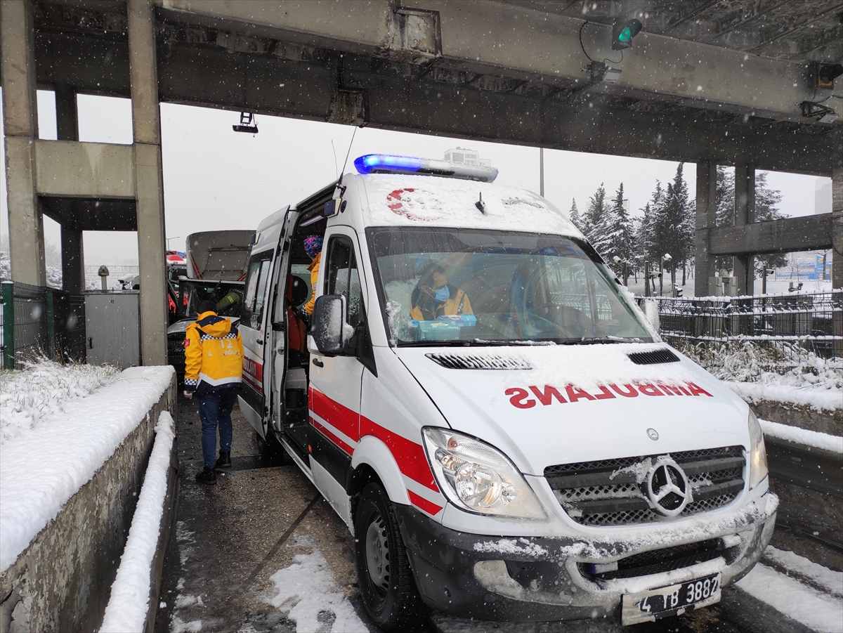 İstanbul'da gişelere çarpan minibüsteki 2 kişi yaralandı