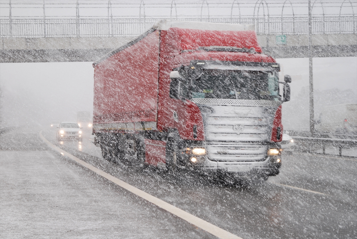 İstanbul'da kar yağışı sürücülerle vatandaşlara zor anlar yaşattı
