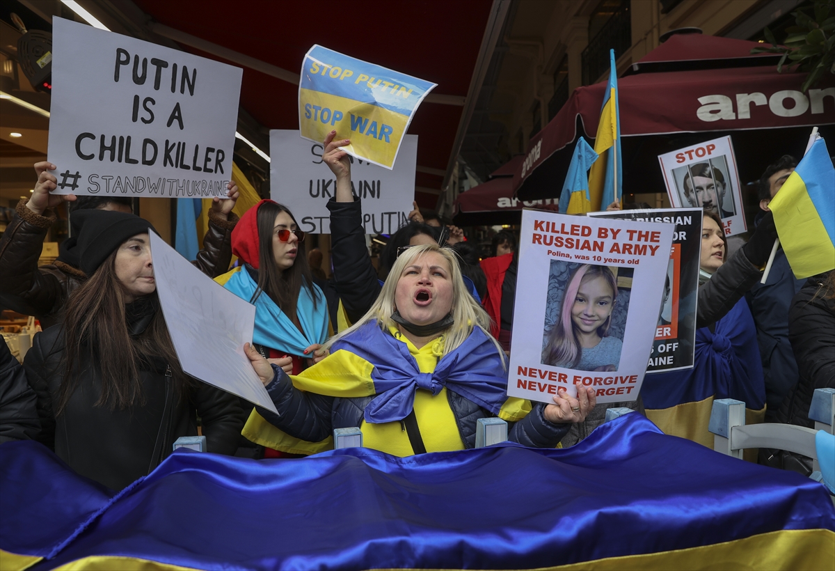 İstanbul'daki Ukraynalılar, Rusya'nın Ukrayna'ya saldırısını protesto etti