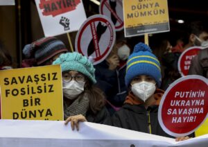 İSTANBUL (AA) – İstanbul'da yaşayan Ukraynalılar, Rusya'nın Ukrayna'ya saldırısını protesto