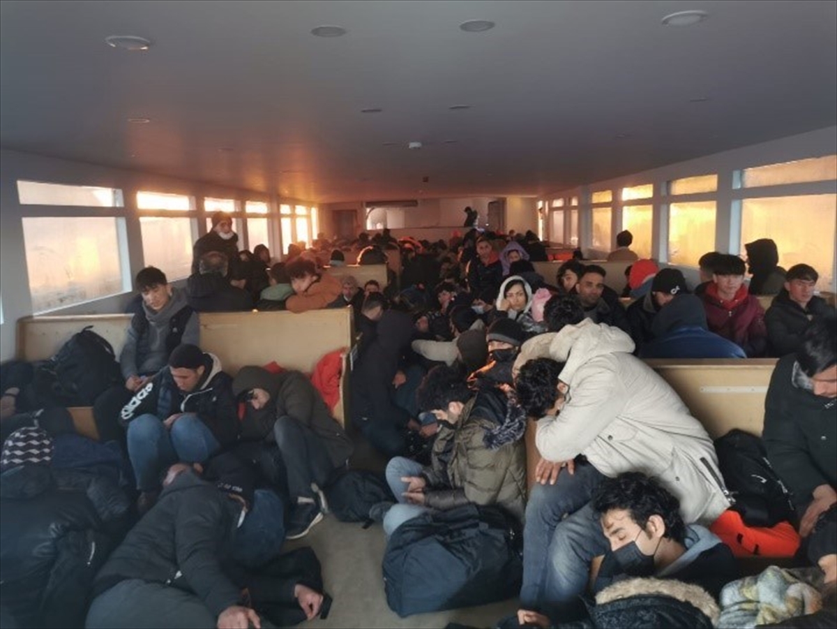 İzmir açıklarında 278 düzensiz göçmen yakalandı