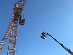 İZMİR (AA) – İzmir'de 50 metre yükseklikte rahatsızlanan vinç operatörü,