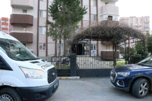 İZMİR (AA) – İzmir'in Menemen ilçesinde çilingirle girilen evde yaşayan