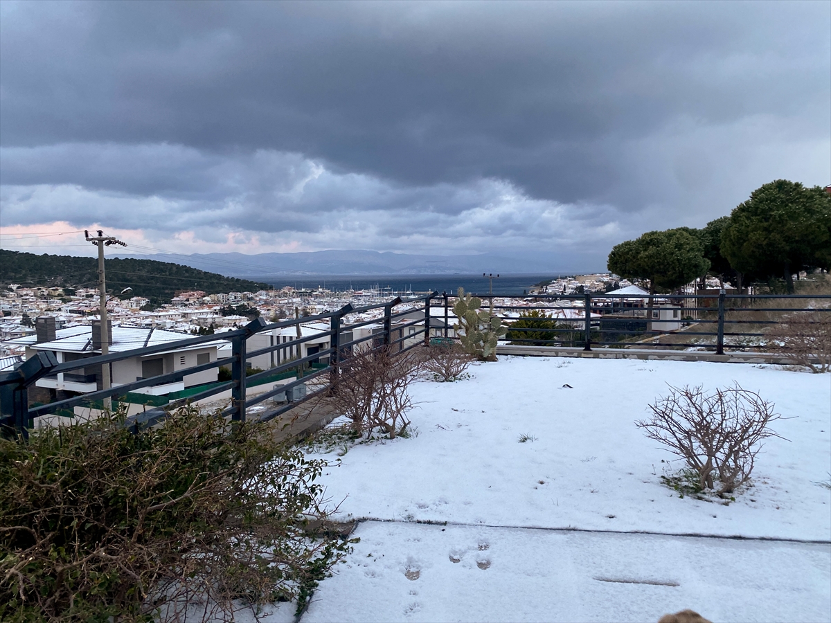 İzmir'in Çeşme ilçesinde kar yağıyor