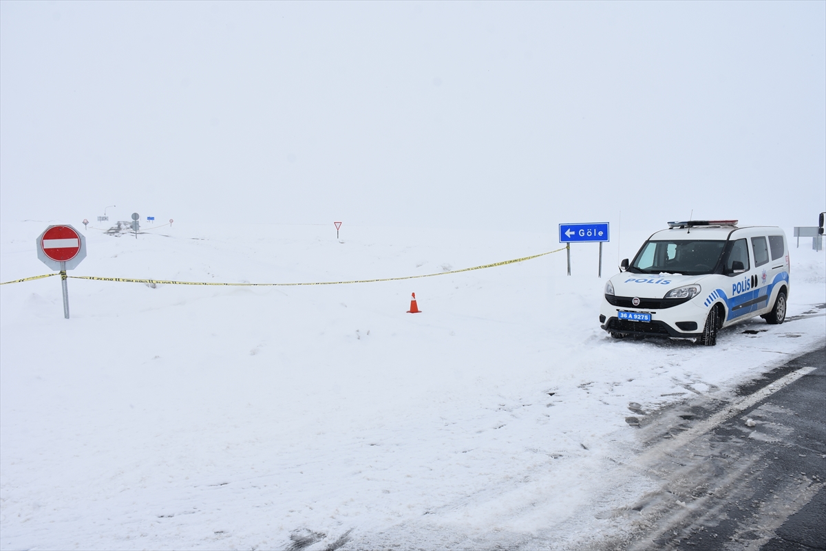 Kar ve tipinin etkili olduğu Kars-Göle kara yolu ulaşıma kapatıldı