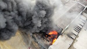 KARABÜK (AA) – Karabük'te bir fabrikada çıkan yangın söndürülmeye çalışılıyor.