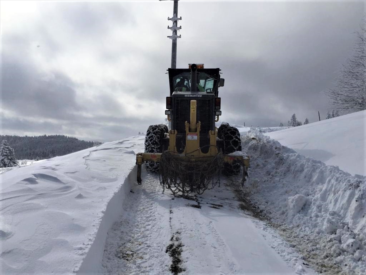 Karadeniz'deki 5 ilde 761 yerleşim biriminin yolu kar nedeniyle ulaşıma kapandı