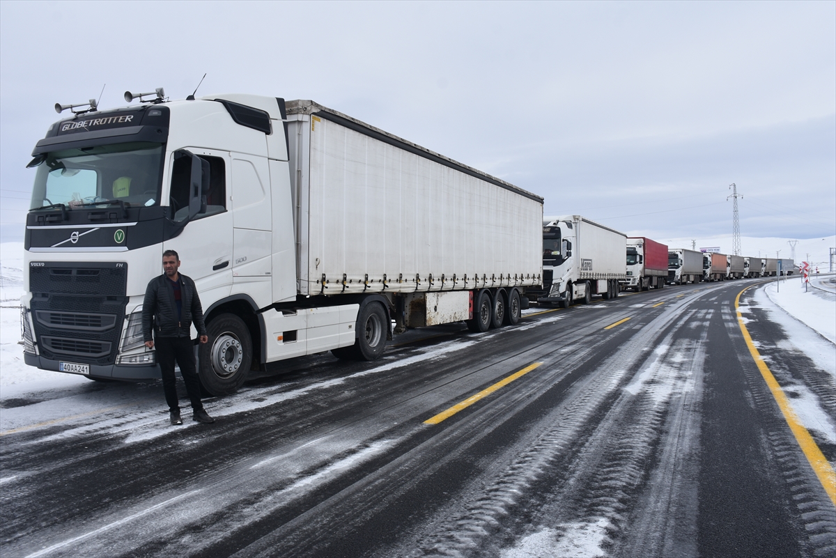 Kars'ta etkili olan kar yağışı ve tipi yüzünden sürücüler yolda kaldı