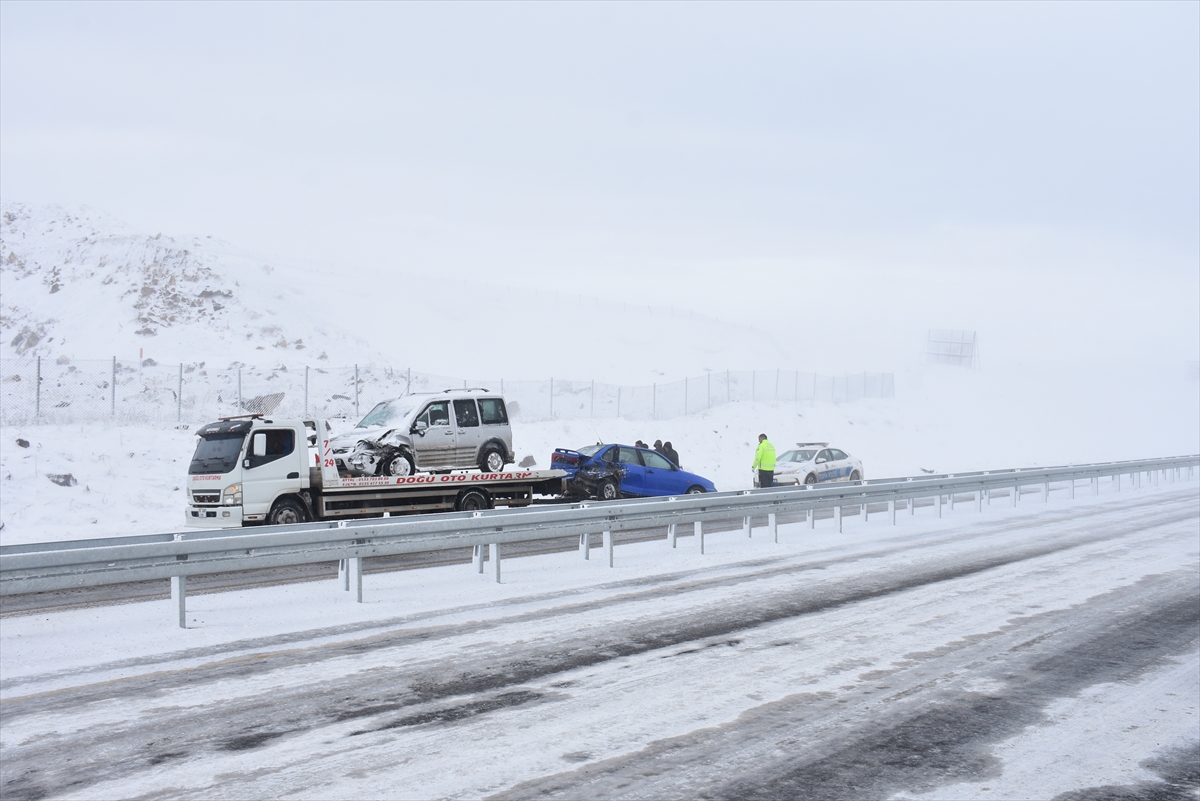 Kars'ta iki trafik kazasında 8 kişi yaralandı