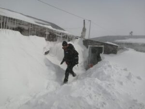 KARS (AA) – Kars'ta evlerinin kapısı kardan kapandığı için mahsur