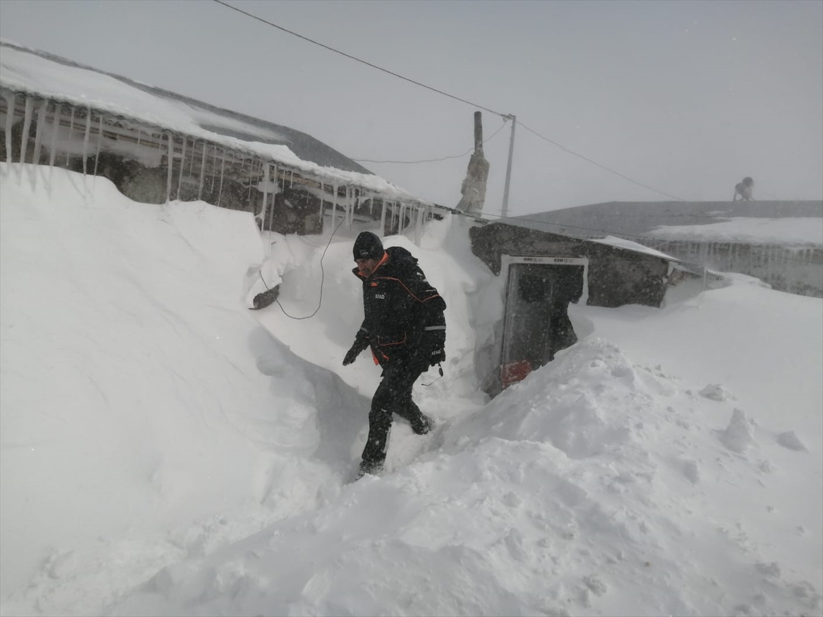 Kars'ta kapısı kardan kapanan evde mahsur kalan aile kurtarıldı