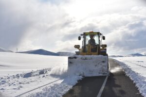 KARS (AA) – Kars'ta kar ve tipi nedeniyle kapanan 58