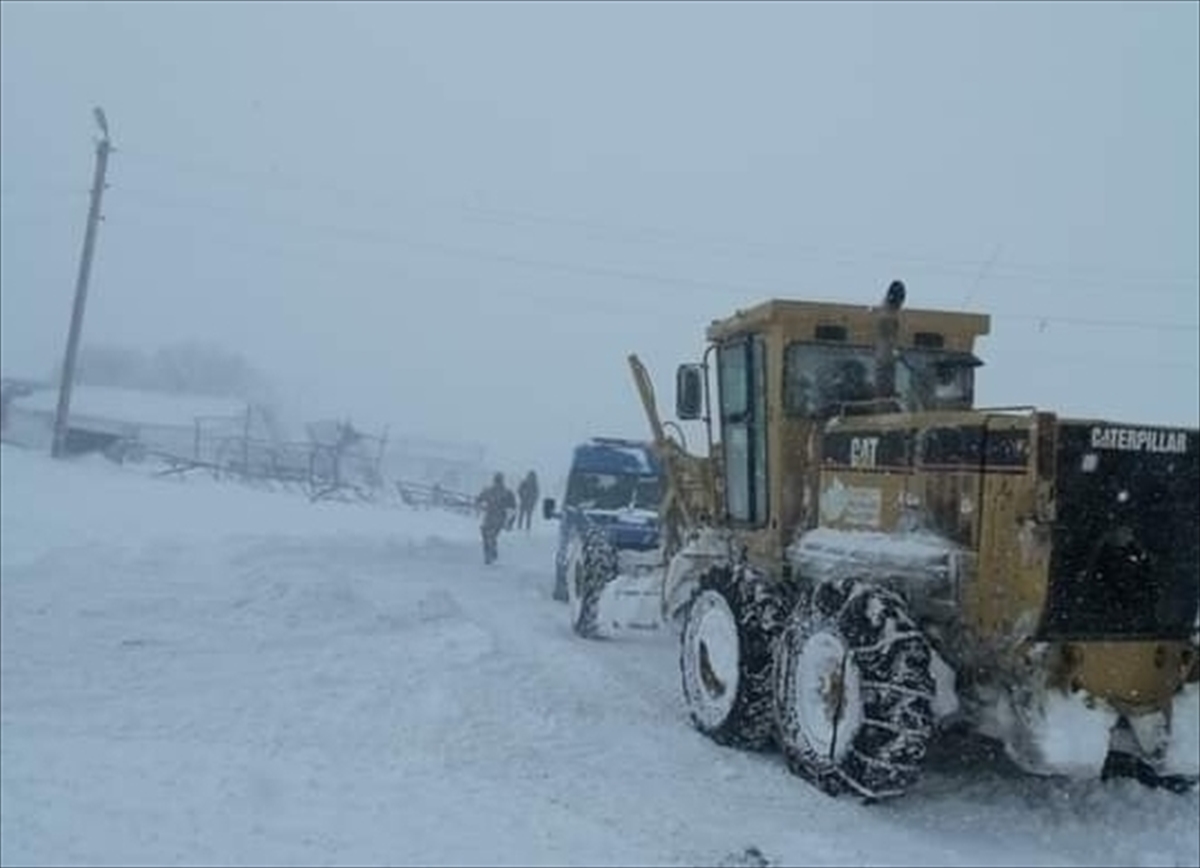 Kars'ta kar nedeniyle yolda kalan 14 araç kurtarıldı