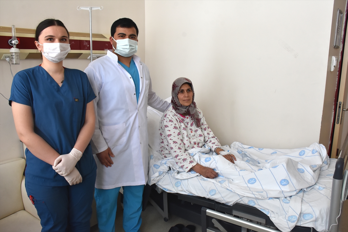Kars'ta karnında 5 kilogramlık kitle bulunan kadın ameliyatla sağlığına kavuştu
