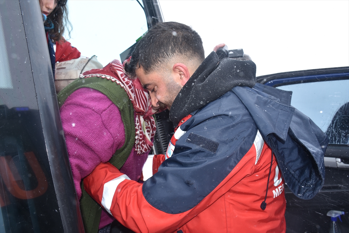 Kars'ta otobüs kara saplanınca mahsur kalan 20 yolcu kurtarıldı