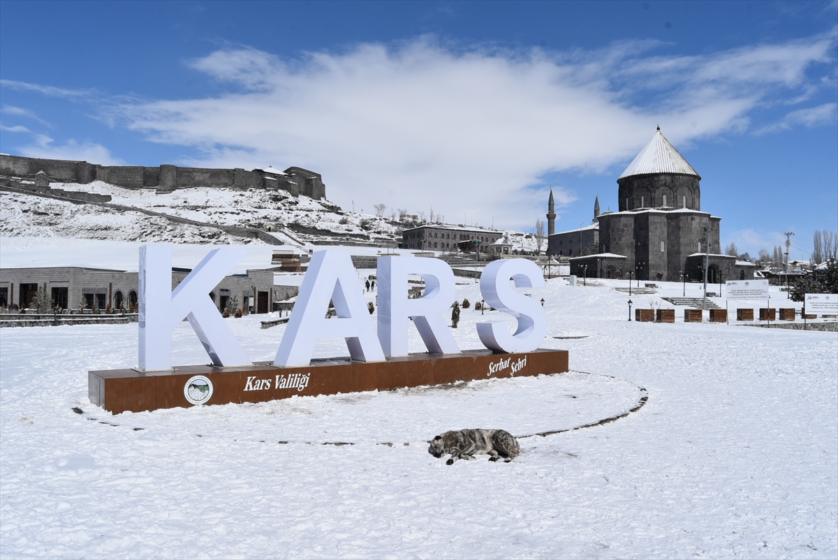Kars'ta tarihi mekanlar beyaza büründü
