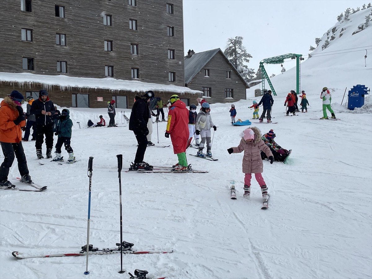 Kartalkaya'ya gelenler tatillerinin keyfini kayak ve snowboard yaparak çıkarıyor