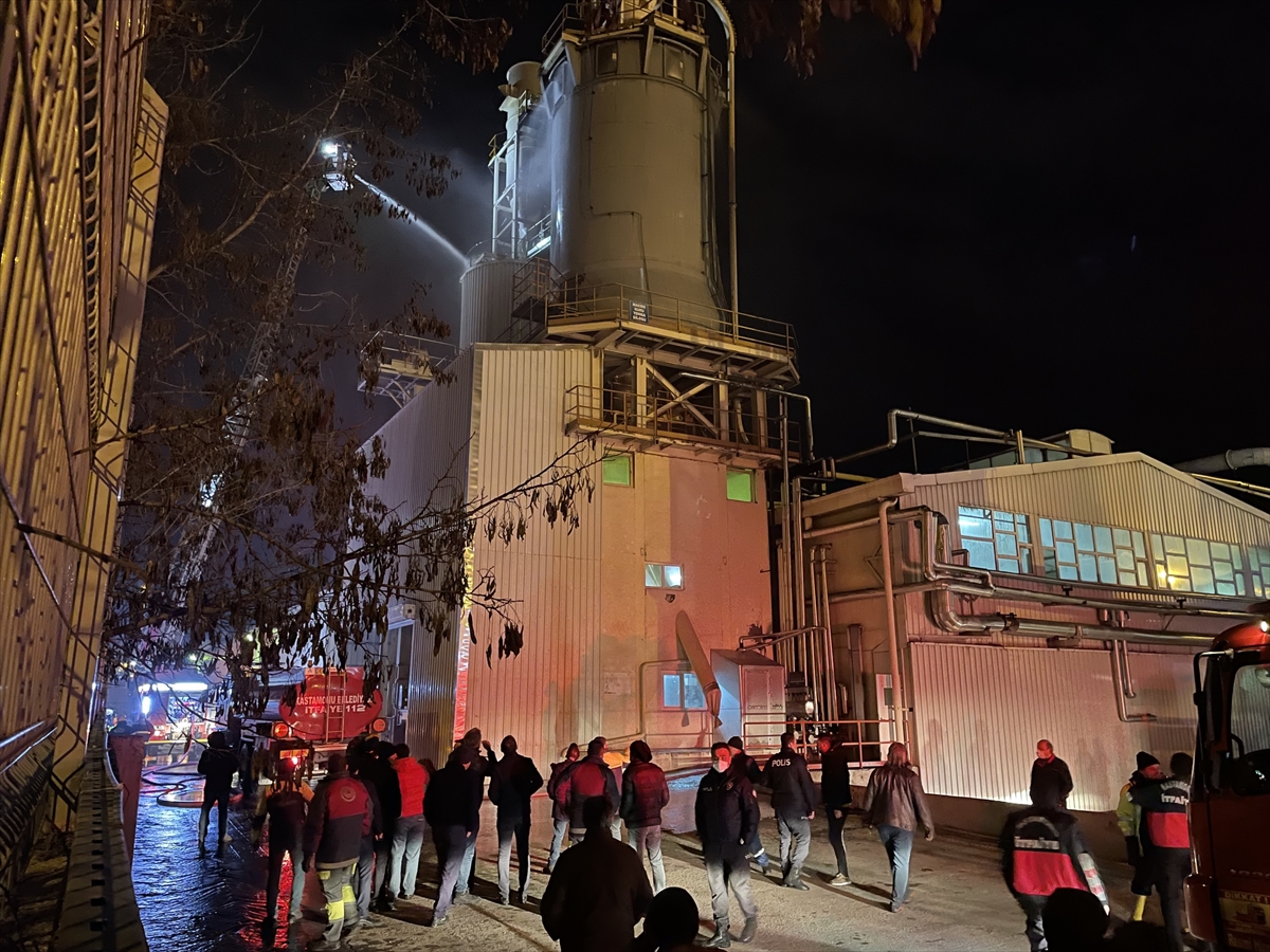 KASTAMONU (AA) – Kastamonu'da ağaç işleme fabrikasında çıkan yangın, itfaiye