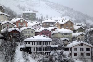 KASTAMONU (AA) – Kastamonu'nun Küre ilçesinde 1,5 metreye yaklaşan kar