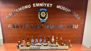 KASTAMONU (AA) – Kastamonu'da bir büfeden çaldıkları içkiler ile sigaraları