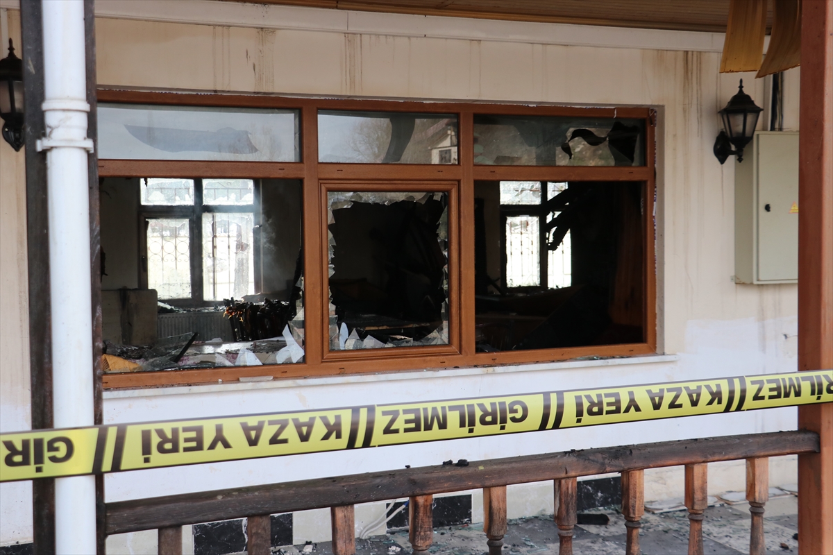 GÜNCELLEME – Kastamonu'da öğrencilerin kaldığı sosyal tesiste çıkan yangın söndürüldü