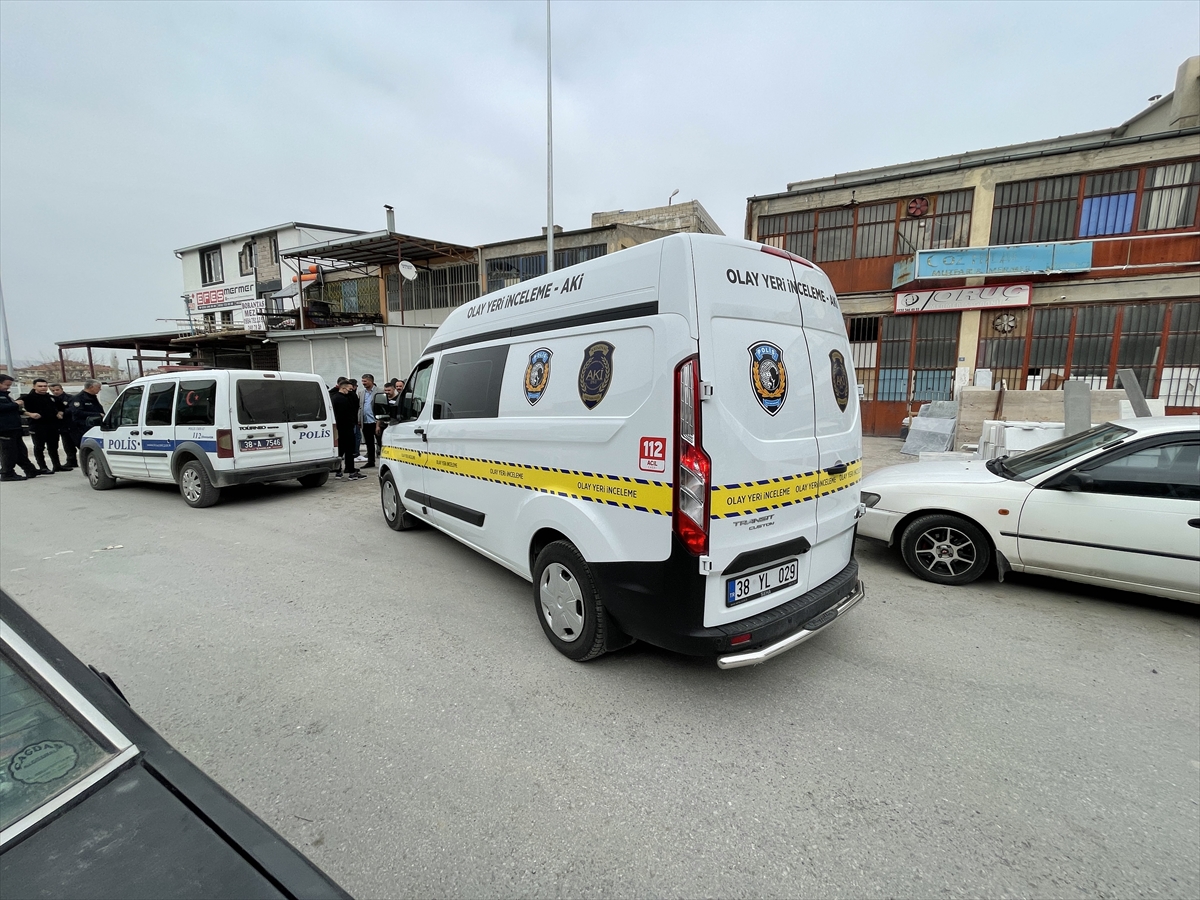 Kayseri'de bir kişi, “yol süpürme” tartışmasında araya giren ağabeyini silahla yaraladı