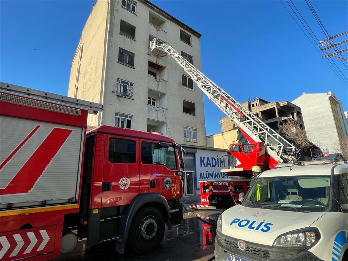 Kayseri'de çalıntı kabloların istiflendiği metruk bina yandı