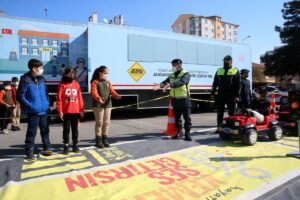 KAYSERİ (AA) – Kayseri'de jandarma ekiplerince öğrencilere, mobil trafik eğitim