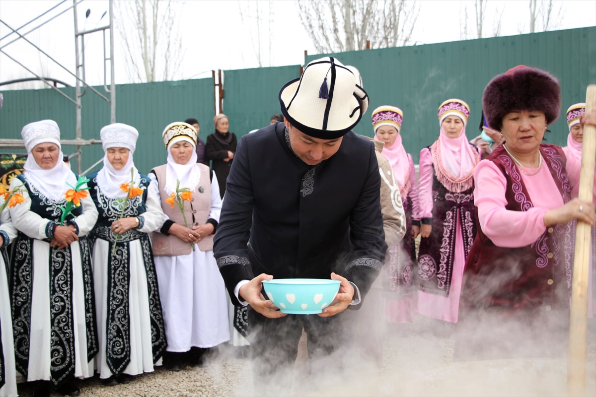 Kırgızistan'da Nevruz Bayramı tatlısı “sümölök” pişirilmeye başlandı