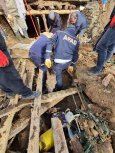 KIRIKKALE (AA) – Kırıkkale'nin Balışeyh ilçesinde ahırın yıkılması sonucu 2