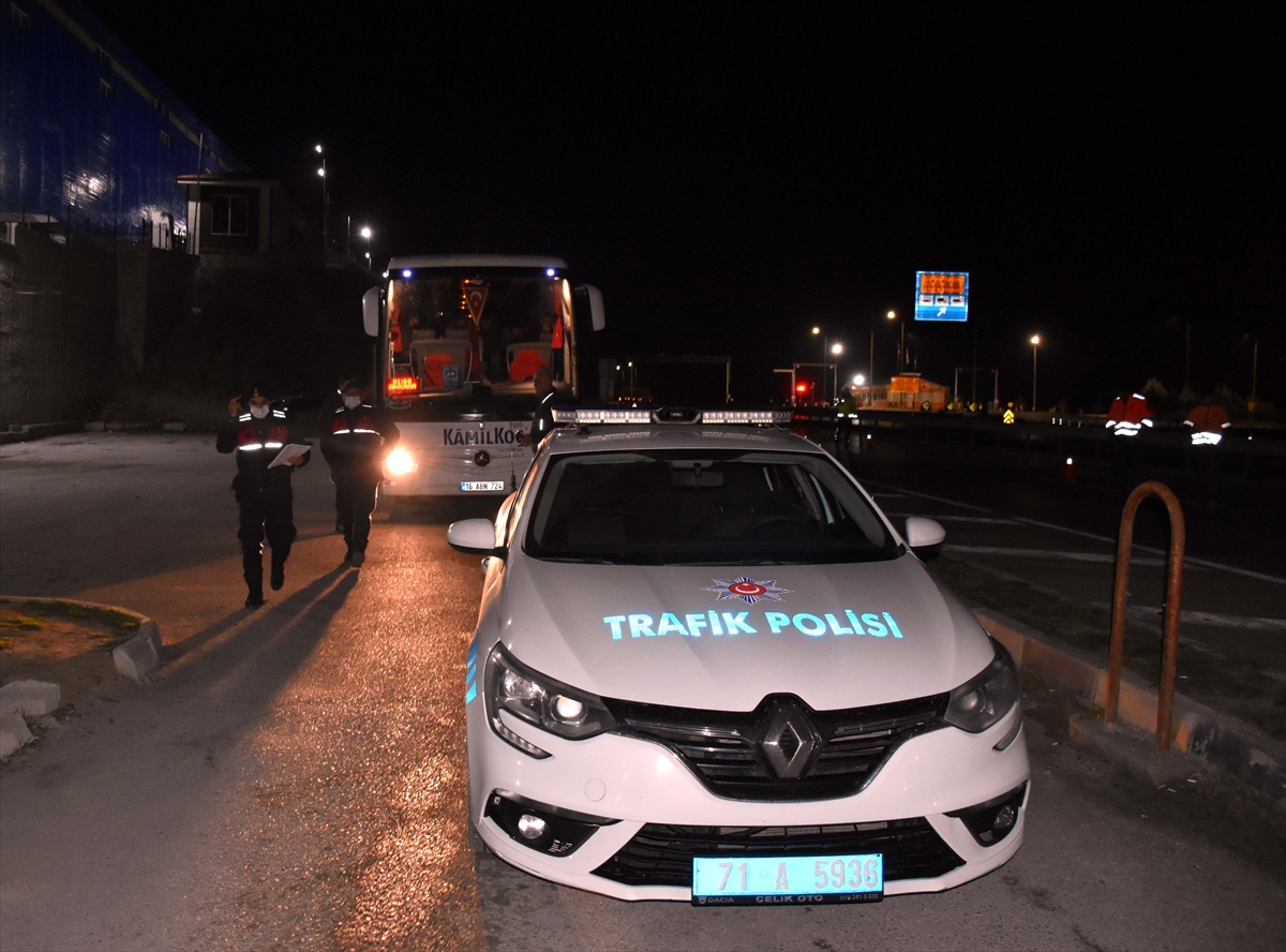 Kırıkkale'de yolcu otobüsü ile otomobilin çarpıştığı kazada 5 çocuk yaralandı