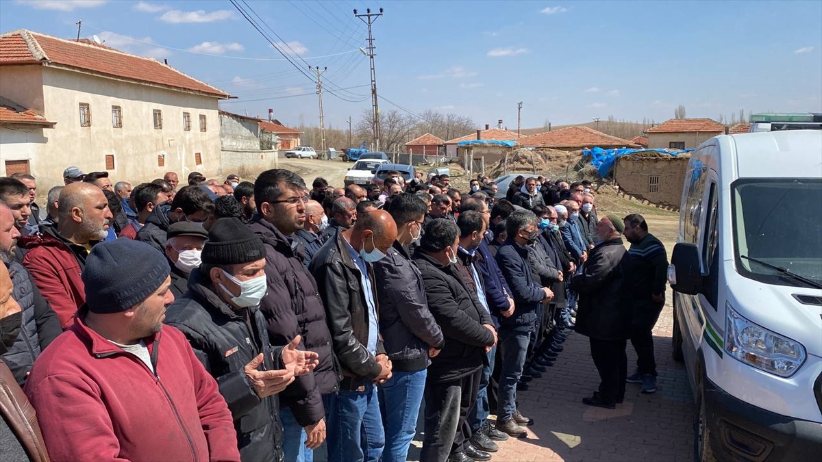Kırşehir'de Kızılırmak kıyısında cesedi bulunan genç kızın cenazesi defnedildi