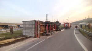 KOCAELİ (AA) – Kocaeli'nin Dilovası ilçesinde tırın devrilmesi sonucu yaralanan