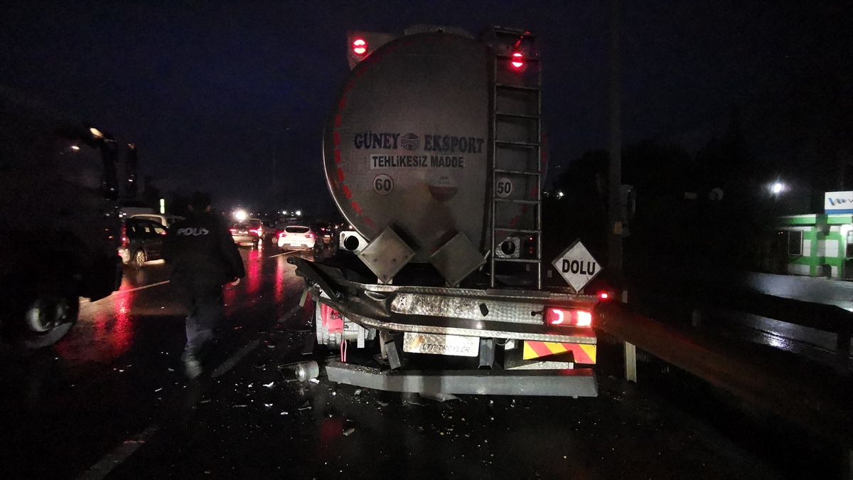 Kocaeli'de tankere çarpan otomobilin sürücüsü yaralandı