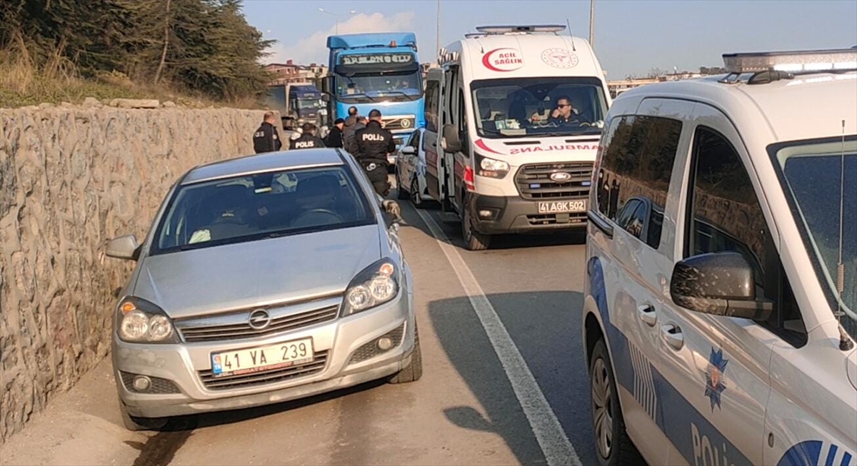Kocaeli'de tırla çarpışan otomobilin sürücüsü yaralandı