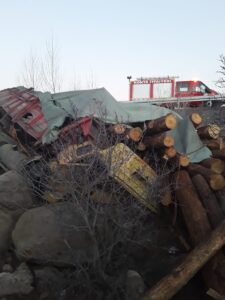 KONYA (AA) – Konya'nın Seydişehir ilçesinde tomruk yüklü kamyonun devrilmesi