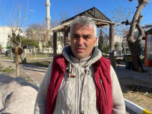 ANTALYA (AA) – Antalya'nın Serik ilçesinde sokak köpeklerinden kaçarken kamyonun